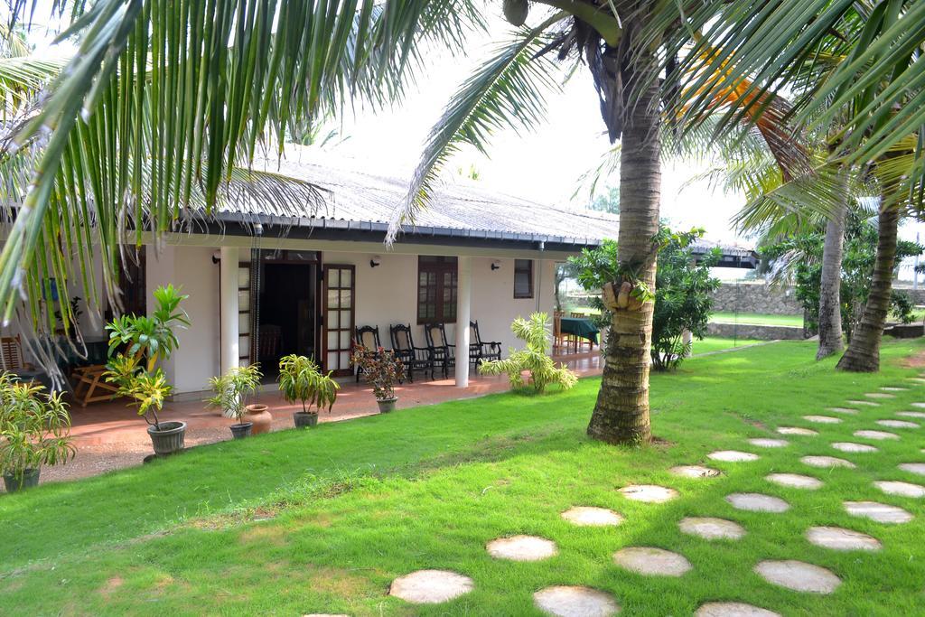 Beach House Negombo Luaran gambar