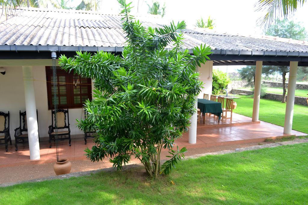 Beach House Negombo Luaran gambar