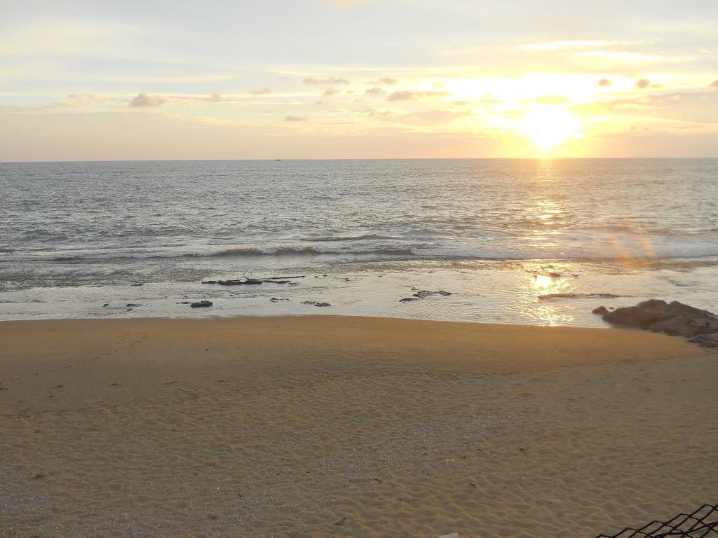 Beach House Negombo Luaran gambar